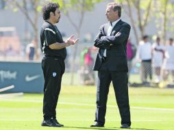 Hugo Sánchez comandará un muy reforzado Pachuca, labor que está en manos del vicepresidente deportivo, Andrés Fassi (d). MEXSPORT  /