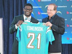 EL JERSEY DE SUS AMORES. LaDainian Tomlinson y Dean Spanos, dueño de los Cargadores. GETTY IMAGES SPORT  /