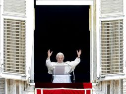 Benedicto XVI saluda a los fieles durante el tradicional rezo del Ángelus dominical en la plaza de San Pedro del Vaticano. EFE  /