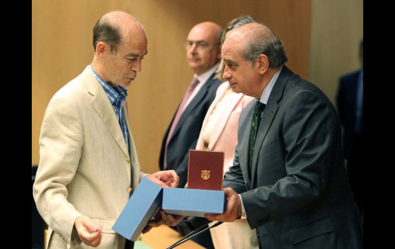 El ministro de Interior español, Jorge Fernández Díaz (d), se reúne con familiares del las víctimas de ETA. EFE  /