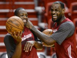 Los jugadores Dwyane Wade (i) y LeBron James de los Heat de Miami bromean durante una práctica del equipo en Miami. EFE  /