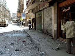 Un hombre limpiando los escombros junto a su comercio, después de la explosión de una bomba, en Aleppo. EFE  /