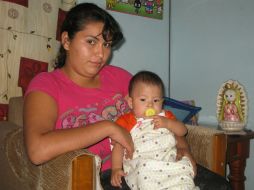 María Edith Bonilla con su hija sobrevivió a la gran inundación en la Colonia Balcones de la Cantera.  /