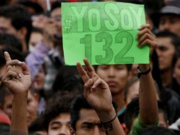 Un jóven muestra una pancarta de #YoSoy132 en festival musical en apoyo al movimiento. AP  /