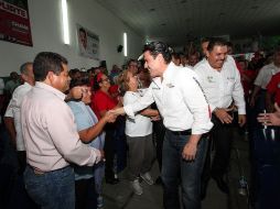 Aristóteles Sandoval saluda a simpatizantes en Tamazula. ESPECIAL  /
