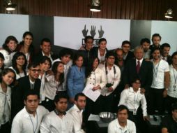 Fotografìa tomada al final del debate, de los candidatos con los organizadores de #YoSoy132. Imagen de Twitter@ElisadeAnda  /
