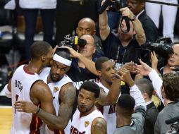 Los jugadores del Miami Heat están muy cerca de acariciar el trofeo Larry O'Brien. AFP  /
