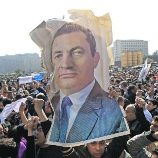 Versiones opuestas sobre muerte de Hosni Mubarak