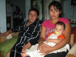 A salvo. Ernesto, María Edith y su bebé, en su vivienda, en Balcones de la Cantera.  /