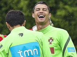 Cruyff también agregó que Messi es mejor que Ronaldo (d), y que el azulgrana merece ganar el Balón de Oro. EFE  /