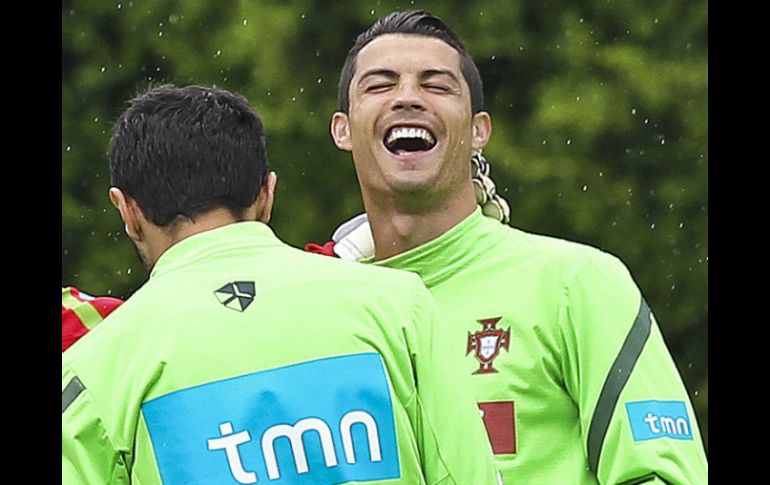 Cruyff también agregó que Messi es mejor que Ronaldo (d), y que el azulgrana merece ganar el Balón de Oro. EFE  /