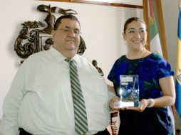 Francisco Ayón, primer edil de tapatío (izq) y La titular de la Secretaría de Medio Ambiente, Magdalena Ruíz sostiene el galardón.  /