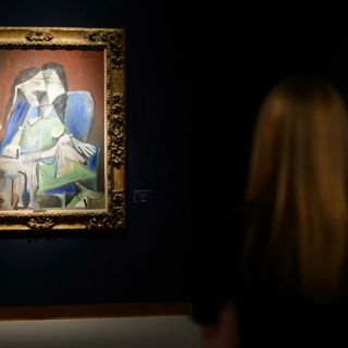 Se subasta 'Mujer sentada' de Picasso en 13.4 MDD