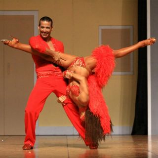 Busca 'Cambio en Clave' romper récord bailando salsa