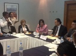 La candidata de Nueva Alianza (de rosa), en la firma del acuerdo con el CCIJ. ESPECIAL  /