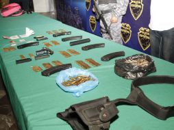 Se decomisaron al detenido una pistola de 9 mm y 300 balas para fusil AK-47, entre otros dispositivos.  /