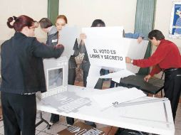 Funcionarios de casilla han realizado simulacros para instalar las casillas y contar los votos. ARCHIVO  /