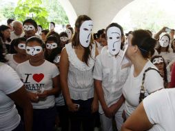 Manifestantes exigen al gobernador de Jalisco la destitución de Claudia Corona de la CEF el pasado lunes. ARCHIVO  /