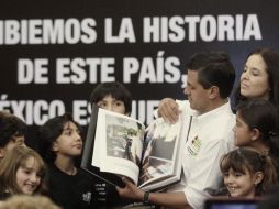 Enrique Peña Nieto durante una reunión con niños integrantes del movimiento Nuestro México del Futuro. EFE  /