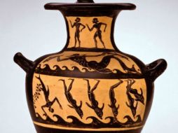 La vasija etrusca está decorada con una escena mitológica en la que piratas son transformados en delfines por el dios Dionisio. EFE  /