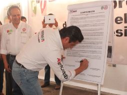 Aristóteles Sandoval, al momento de firmar sus compromisos ante los campesinos jalisciense. ESPECIAL  /