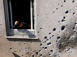 Un niño israelí observa los daños causados por el ataque de cohetes lanzados por militantes palestinos. EFE  /