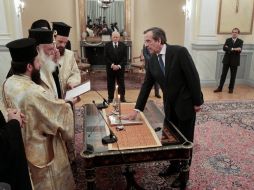 El líder del partido Nueva Democracia, Antonis Samaras (d), juró hoy su cargo como primer ministro. REUTERS  /