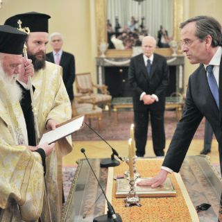 Antonis Samarás jura como primer ministro en Grecia