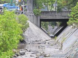 Canal de Avenida Patria, en la zona de Atemajac, en donde el agua corre al descubierto.  /