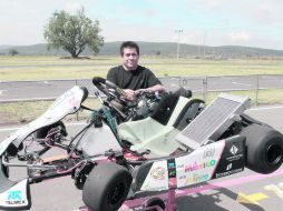 Antonio Sánchez posa junto al kart que Sergio Pérez emplea para entrenar cada vez que viene de vacaciones a Guadalajara.  /