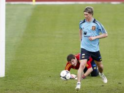 Torres (delante) marca ante el guardameta Iker Casillas, durante el entrenamiento del equipo en Gniewino. EFE  /