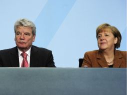 Políticos de izquierda pidieron al presidente Joachim Gauck (i) parar Pacto Fiscal propuesto por la canciller Angela Merkel (d). AFP  /