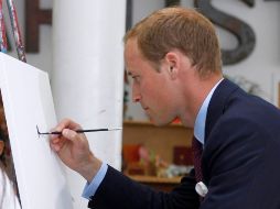 En una escuela de niños, Guillermo de Inglaterra intenta plasmar algo en un lienzo. ARCHIVO  /