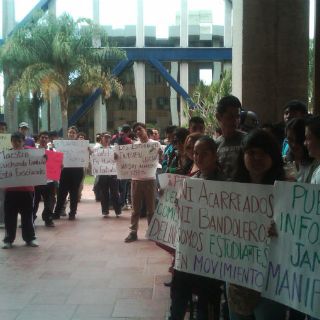 Maestros huelguistas se plantan en la SEJ