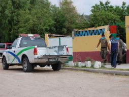 El Instituto Jalisciense de Ciencias Forenses saca los cadáveres del lugar donde ocurrió el presunto homicidio.  /