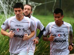 Mancilla, Vuoso y Sandoval trotan en el entrenamimento del Atlas.  /