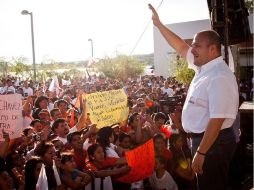 Enrique Alfaro habló ante simpatizantes en Cajititlán. ESPECIAL  /