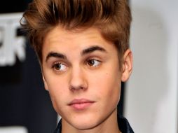 El cantante argumentó que las jóvenes no eras respetuosas de dejarlo esperar la llegada de su novia. AFP  /