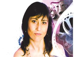 CUIDADOSA. Limi revisa a profundidad sus papeles.  /
