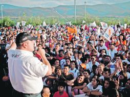 Alfaro se reunió con simpatizantes en el malecón de Cajititlán, a quienes invitó a votar por el movimiento que encabeza. ESPECIAL  /