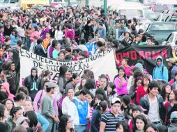 Estudiantes de distintas escuelas normales de Michoacán marcharon con la demanda de plazas automáticas. EL UNIVERSAL  /