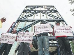 Maestros del Cobaej se manifestaron ayer afuera del edificio de la SEJ.  /