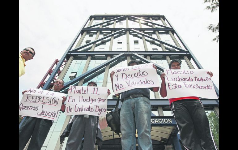 Maestros del Cobaej se manifestaron ayer afuera del edificio de la SEJ.  /