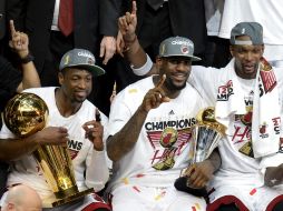 Los jugadores del Heat Dwyane Wade (i), LeBron James (c) y Chris Bosh (d) celebran su victoria después de derrotar a los Thunder.  EFE  /