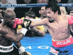 Jueces encargados de revisar el vídeo de la pelea decidieron que tenía que haber sido ganada por Pacquiao (d). GETTY IMAGES SPORT  /