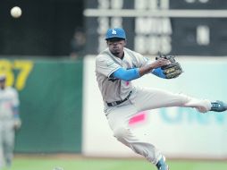 Dee Gordon, shortstop de los Dodgers, lanza a primer base tras poner fuera a Brandon Moss, corredor de Oakland. AP  /