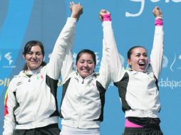 FELICES. Alejandra Valencia, Mariana Avitia y Aída Román festejan el boleto a los Juegos Olímpicos. MEXSPORT  /