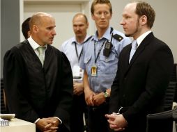 Anders Behring Breivik (d), conversa con su abogado defensor Geir Lippestad (i). EFE  /