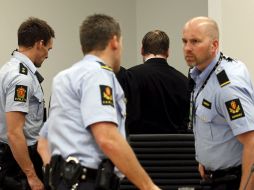 Anders Behring Breivik abandona la sala escoltado por la policía durante la última vista de su juicio en Oslo. EFE  /