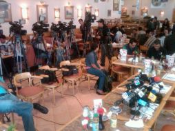 Tras dos horas después de la cita, los medios de comunicación sigue esperando.  /